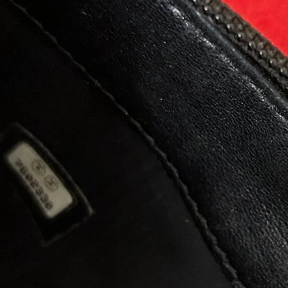 CHANEL AUTHENTIC PRE-LOVED and PRE-OWNED WALLET - Picture 4 of 11